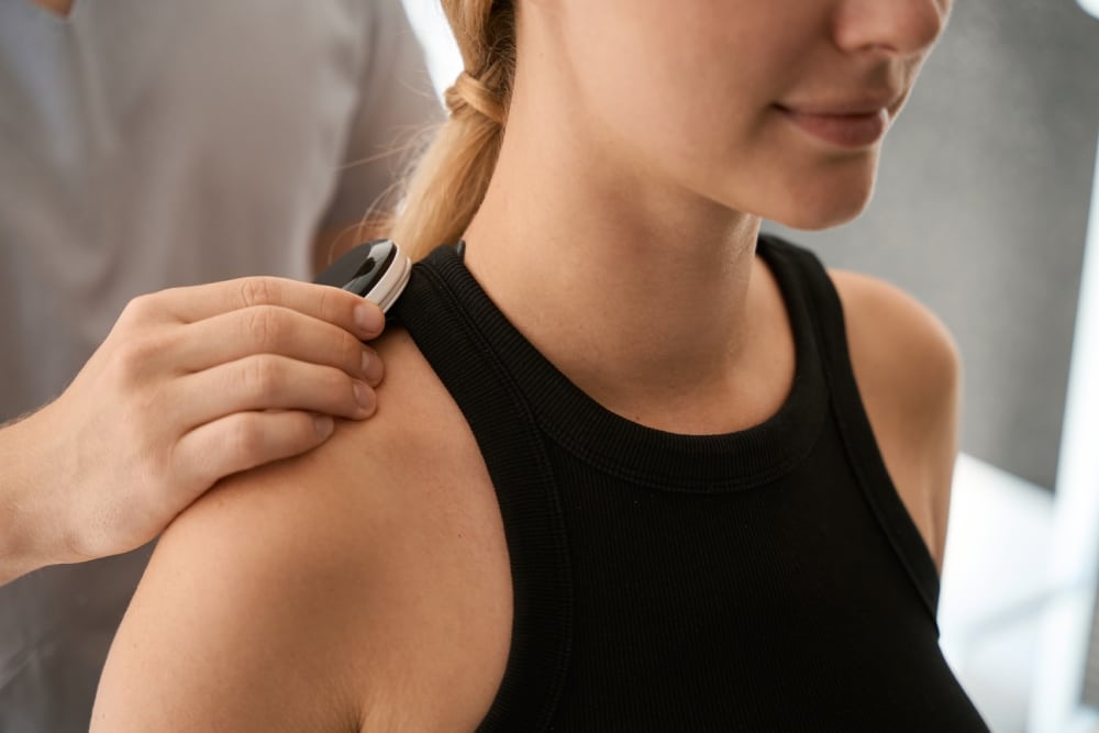 Co znamená vykloubené rameno příčiny příznaky